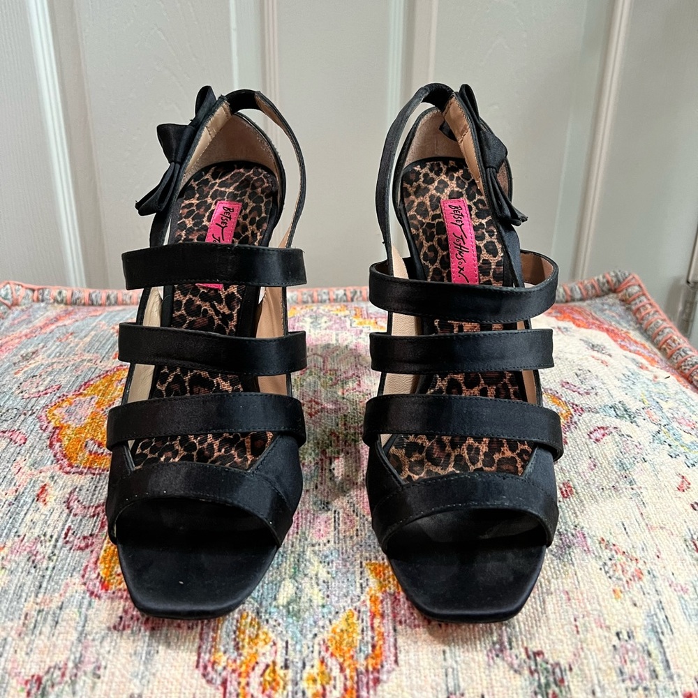 Betsey Johnson Becca Black Satin Strappy Pumps sz 9.5